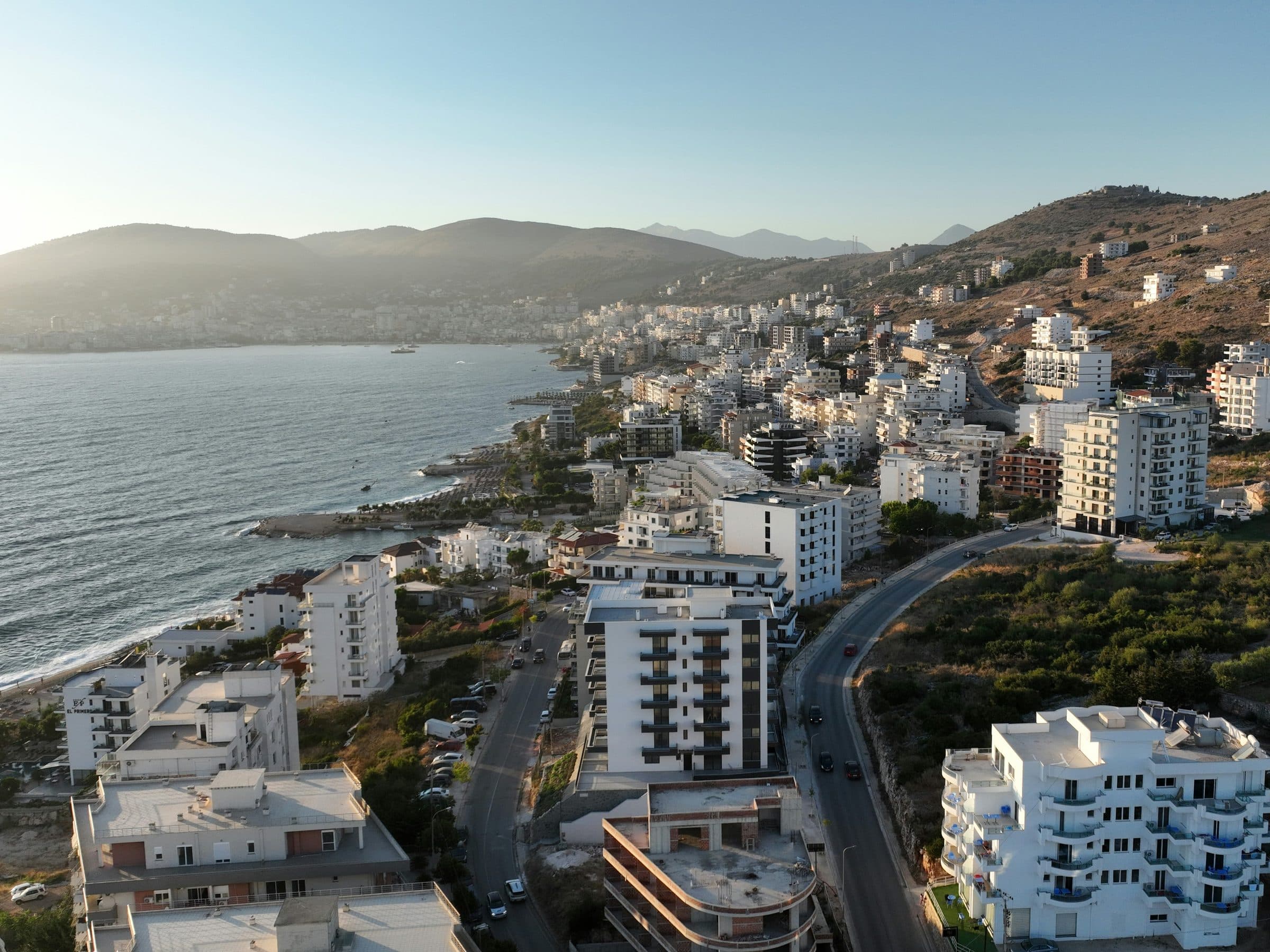 Luftaufnahme neuer Wohnüberbauungen an der Küste von Sarandë, Albanien, Symbolbild